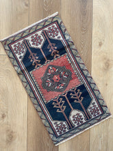 Small Vintage Turkish Rug (24)