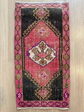 Small Vintage Turkish Rug (8)