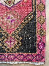 Small Vintage Turkish Rug (8)