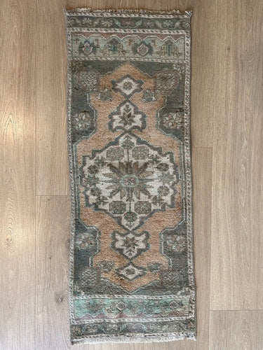 Small Vintage Turkish Rug (11)