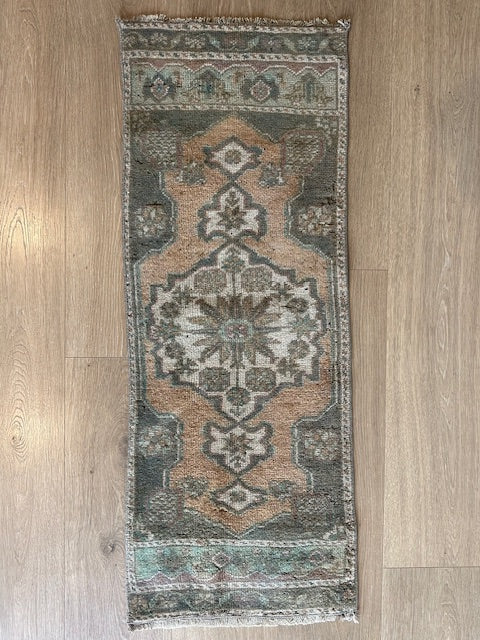 Small Vintage Turkish Rug (11)