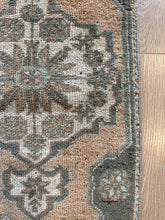 Small Vintage Turkish Rug (11)