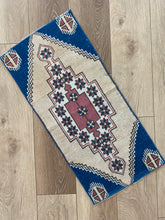 Small Vintage Turkish Rug (30)