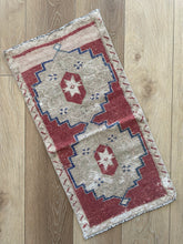 Small Vintage Turkish Rug (9)